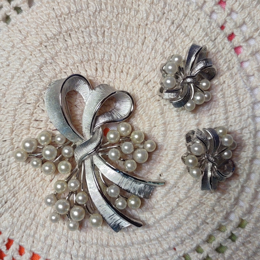 Vintage like silver broach and clip on earrings...